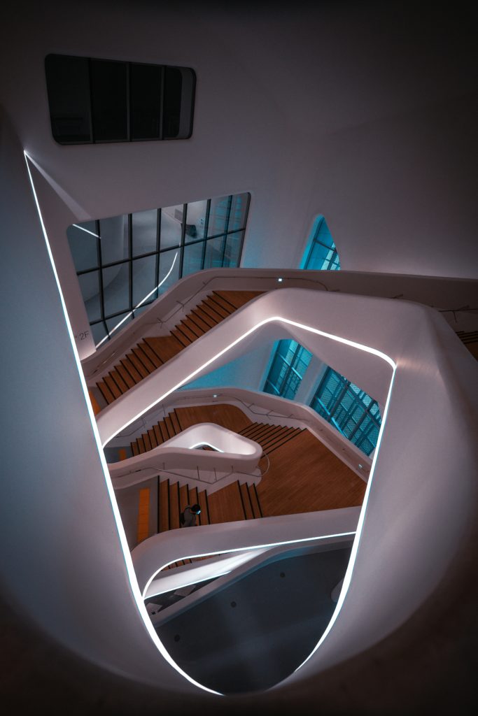 Un escalier très design sur plusieurs étages