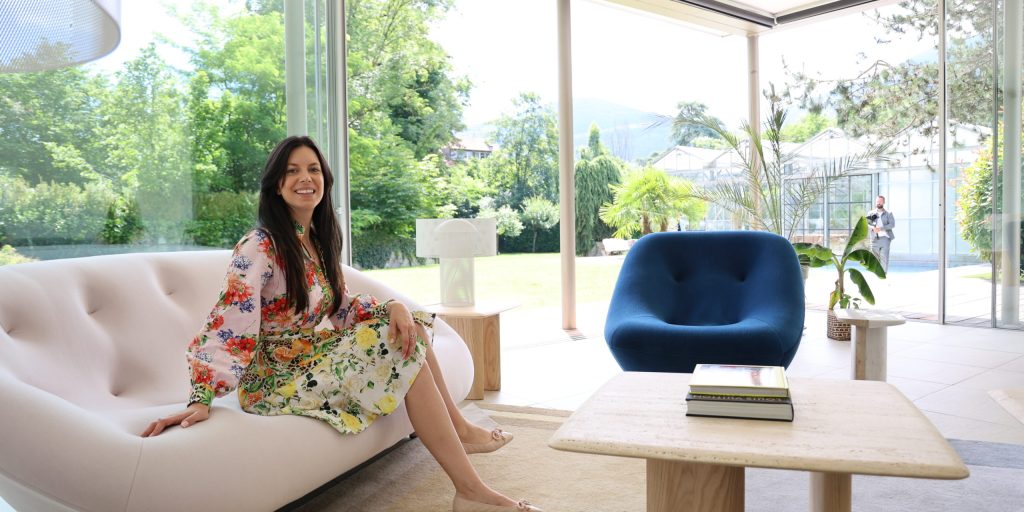 Scilla posant avant la réalisation d'une interview