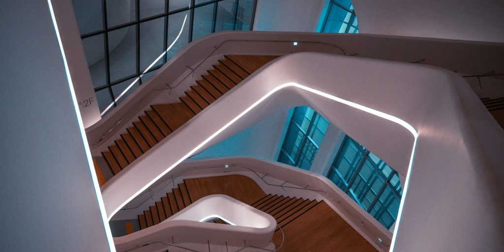Un escalier très design sur plusieurs étages