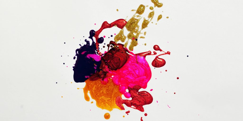 Une tache de peinture sur un fond blanc