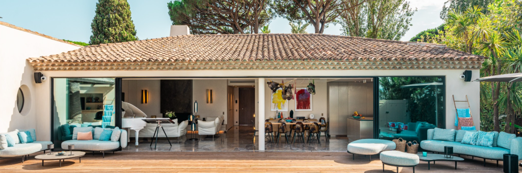 Piscine et intérieur d'une villa de luxe mise en valeur par Scilla AD située aux alentours de St-Tropez