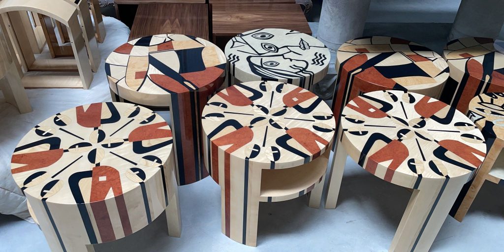 Des tables basses faites sur mesure pour apporter une touche d'élégance au design.